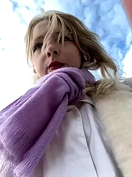 Snapshot of EveLittleSinner chatting on October 21, 2025, 11:22 am EveLittleSinner online show from October 21, 2025, 11:22 am