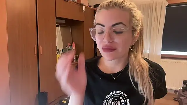 Snapshot of princess17 chatting on September 27, 2025, 2:11 pm princess17 online show from September 27, 2025, 2:11 pm