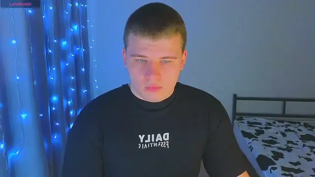 kittenmurr online show from November 26, 2025, 3:40 am