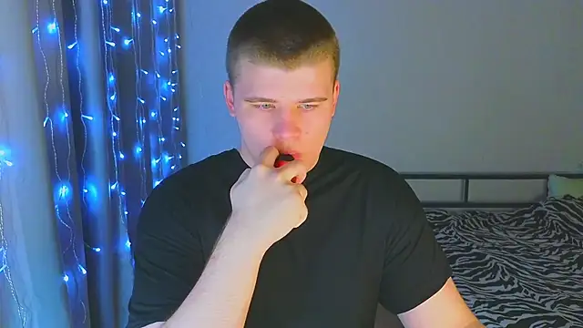 kittenmurr online show from December 19, 2025, 11:34 pm