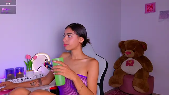 Snapshot of BrunetteAdams001 chatting on October 2, 2025, 3:35 am BrunetteAdams001 online show from October 2, 2025, 3:35 am