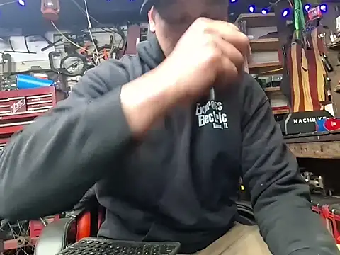 Snapshot of twistafatpipe chatting on March 3, 2026, 11:43 pm twistafatpipe online show from March 3, 2026, 11:43 pm