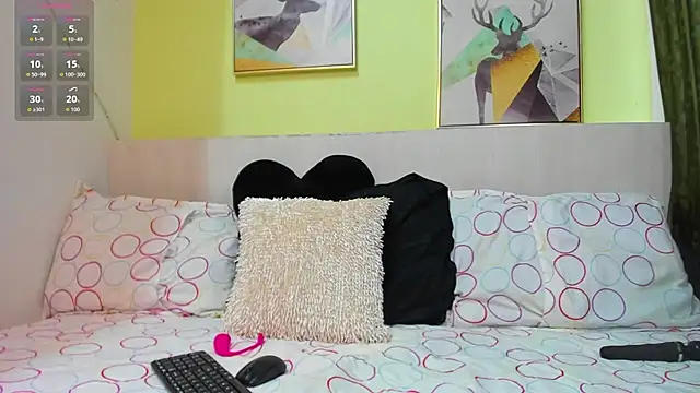 AtheneaArbelaez  online show from November 15, 2025, 1:51 pm