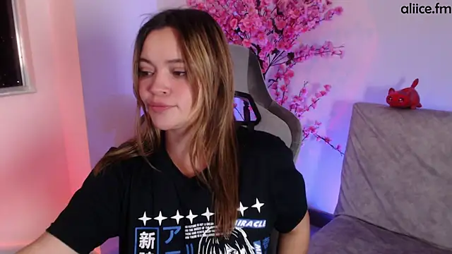 Snapshot of aliiceFM chatting on October 6, 2025, 6:33 am aliiceFM online show from October 6, 2025, 6:33 am