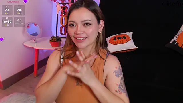 Snapshot of aliiceFM chatting on October 17, 2025, 3:53 am aliiceFM online show from October 17, 2025, 3:53 am