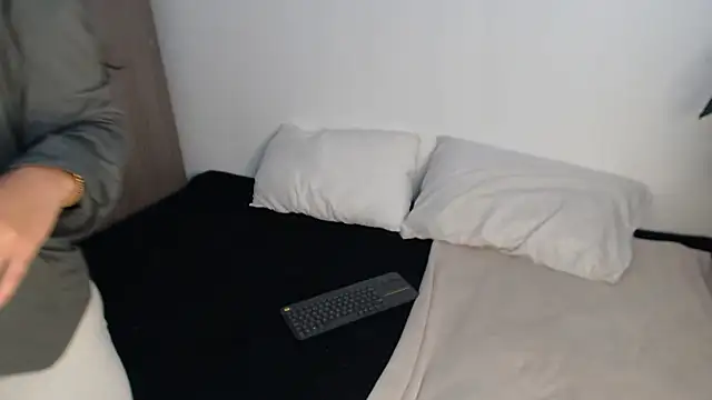   abrill   online show from October 27, 2025, 8:35 pm