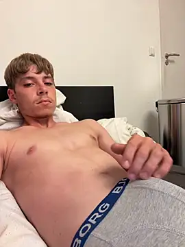 Snapshot of Younglove16cm chatting on October 5, 2025, 6:28 pm Younglove16cm online show from October 5, 2025, 6:28 pm