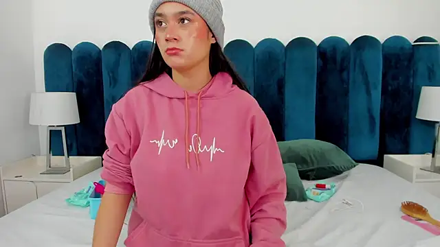 EmilyHanks  online show from November 14, 2025, 11:13 pm