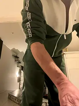 AZOPMOB18999 online show from December 3, 2025, 7:56 pm