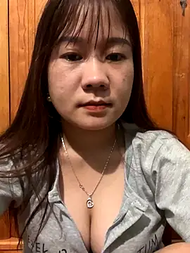 qinejr37 online show from October 18, 2025, 10:32 pm