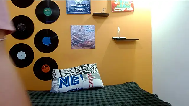 skinnyverus18 online show from October 9, 2025, 6:28 pm