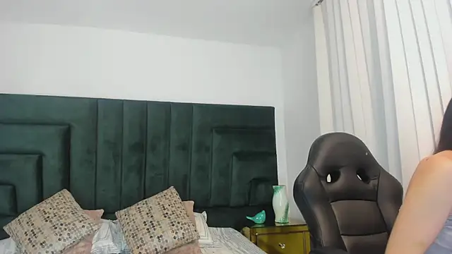 SaraWagner  online show from October 28, 2025, 12:14 am