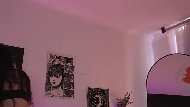 sophieee art online show from October 8, 2025, 5:43 pm