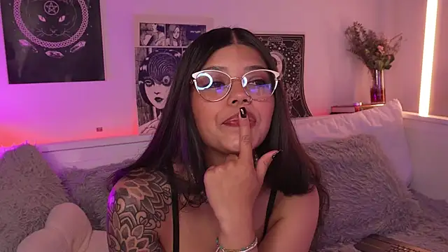 sophieee art online show from March 20, 2026, 5:01 am