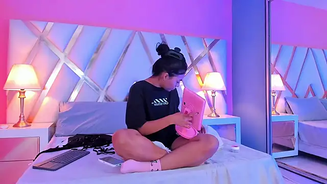 JadeeKhan online show from October 7, 2025, 9:01 pm