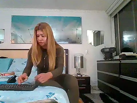 Snapshot of Mirianzapata_1 chatting on October 31, 2025, 6:47 am Mirianzapata 1 online show from October 31, 2025, 6:47 am