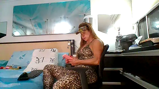 Snapshot of Mirianzapata_1 chatting on November 18, 2025, 12:27 am Mirianzapata 1 online show from November 18, 2025, 12:27 am