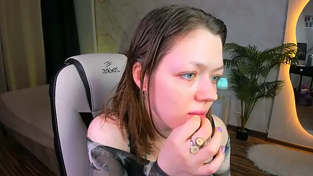 Snapshot of Lunar_Lily chatting on November 5, 2025, 5:40 am Lunar Lily online show from November 5, 2025, 5:40 am