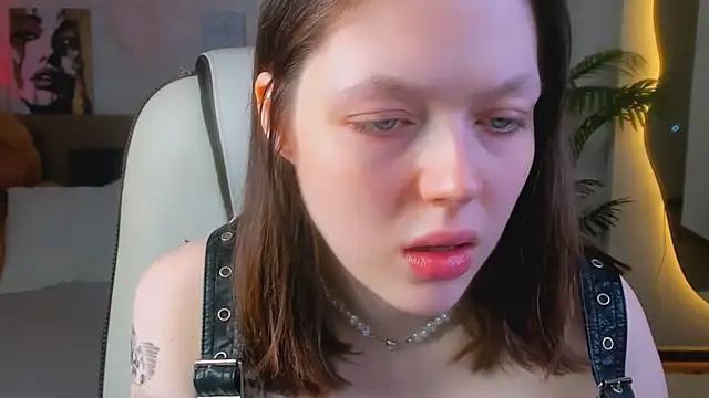 Lunar Lily online show from April 18, 2026, 5:33 am