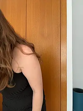 TenderLaGlamor online show from February 25, 2026, 11:53 am