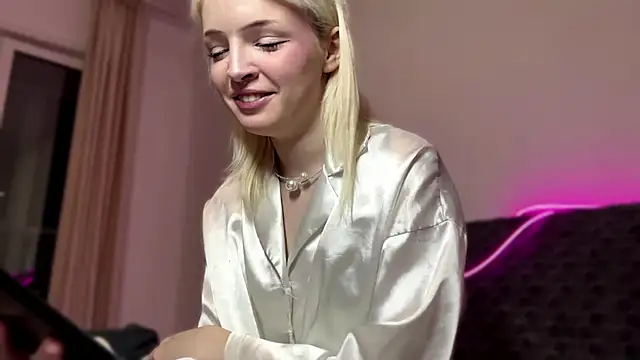 Snapshot of blondekira chatting on October 21, 2025, 2:40 pm blondekira online show from October 21, 2025, 2:40 pm