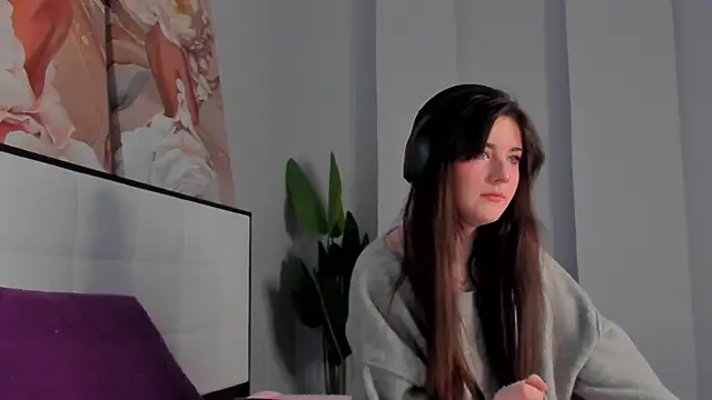 CloveDia online show from October 25, 2025, 8:22 am