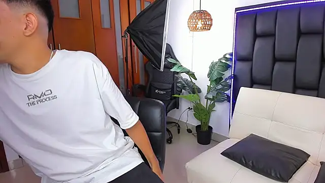 Snapshot of wilbert_hot01 chatting on November 26, 2025, 1:28 am wilbert hot01 online show from November 26, 2025, 1:28 am