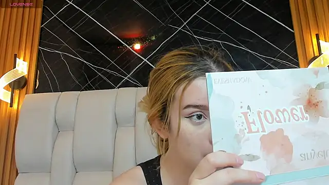 kristal joi dl online show from November 5, 2025, 1:11 pm