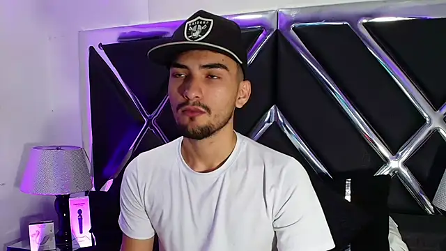 AlekRuizx online show from October 10, 2025, 12:31 am