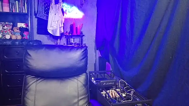 chicanachic13 online show from March 21, 2026, 4:17 am