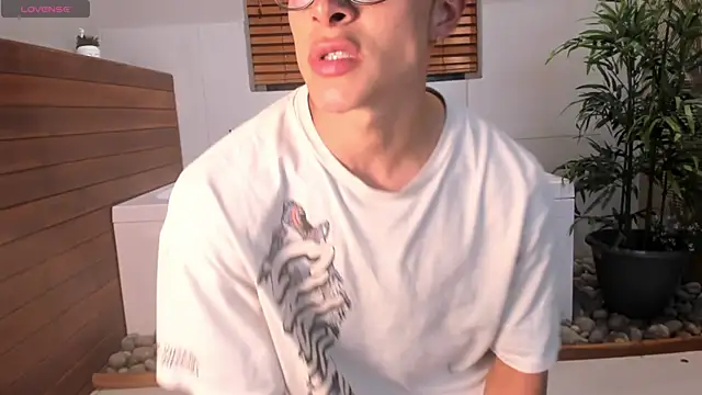 AustinJones  online show from October 16, 2025, 8:21 pm