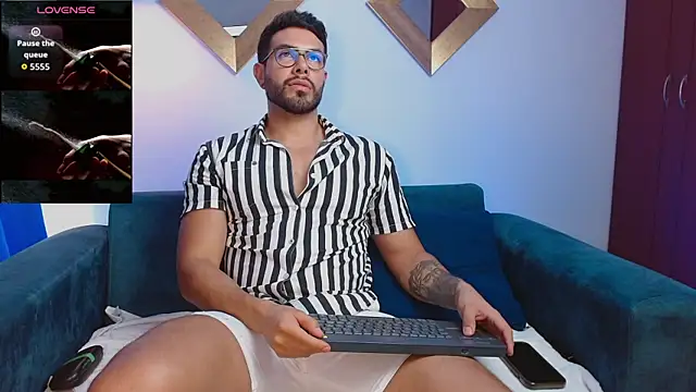 Snapshot of ZarekFox chatting on October 15, 2025, 7:25 pm ZarekFox online show from October 15, 2025, 7:25 pm