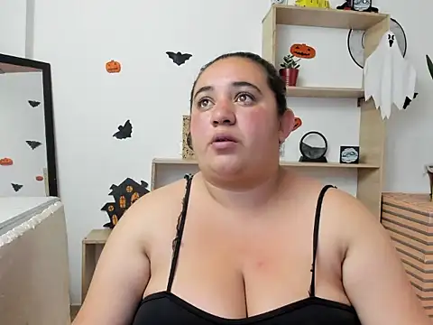 Khloe Tommson  online show from October 29, 2025, 1:02 pm