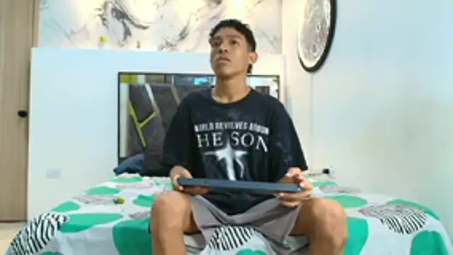 Snapshot of BEAUTY_BOYS1 chatting on October 24, 2025, 7:05 am BEAUTY BOYS1 online show from October 24, 2025, 7:05 am