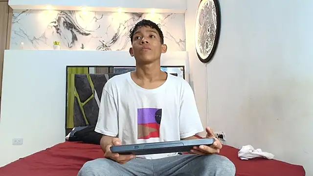 Snapshot of BEAUTY_BOYS1 chatting on October 28, 2025, 7:12 am BEAUTY BOYS1 online show from October 28, 2025, 7:12 am