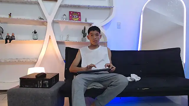 Snapshot of BEAUTY_BOYS1 chatting on November 7, 2025, 7:08 am BEAUTY BOYS1 online show from November 7, 2025, 7:08 am