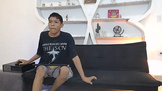 Snapshot of BEAUTY_BOYS1 chatting on November 18, 2025, 7:13 am BEAUTY BOYS1 online show from November 18, 2025, 7:13 am