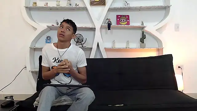 Snapshot of BEAUTY_BOYS1 chatting on November 30, 2025, 7:12 am BEAUTY BOYS1 online show from November 30, 2025, 7:12 am