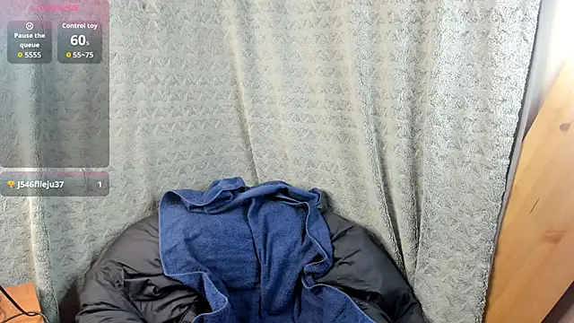 Snapshot of MiaLores chatting on November 11, 2025, 8:14 am MiaLores online show from November 11, 2025, 8:14 am