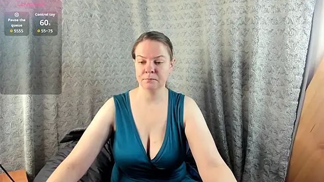 Snapshot of MiaLores chatting on November 12, 2025, 8:59 am MiaLores online show from November 12, 2025, 8:59 am