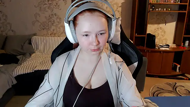 PansyBorriello online show from October 17, 2025, 4:09 pm