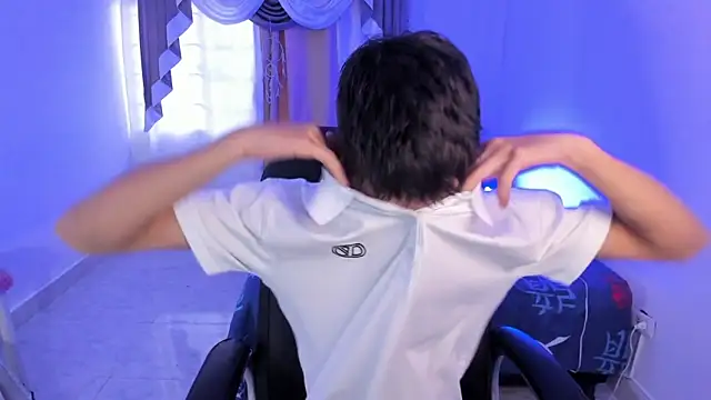 Snapshot of Aron_Boyy chatting on November 12, 2025, 8:41 pm Aron Boyy online show from November 12, 2025, 8:41 pm