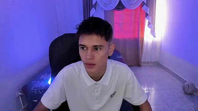 Snapshot of Aron_Boyy chatting on November 15, 2025, 7:43 pm Aron Boyy online show from November 15, 2025, 7:43 pm