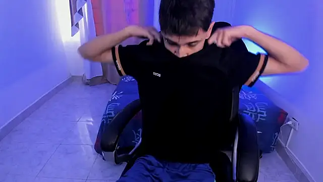 Snapshot of Aron_Boyy chatting on November 20, 2025, 8:19 pm Aron Boyy online show from November 20, 2025, 8:19 pm