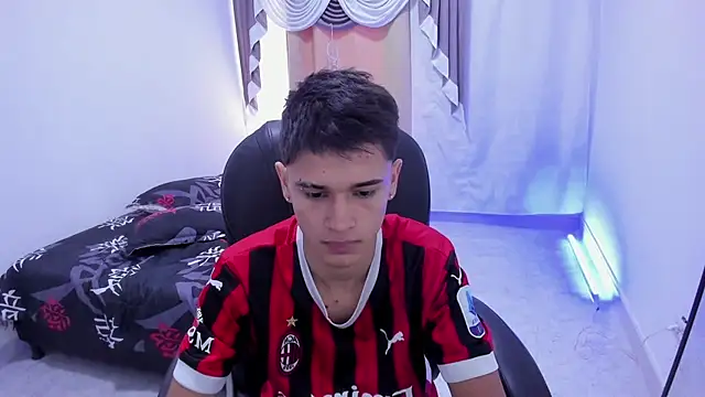 Snapshot of Aron_Boyy chatting on November 28, 2025, 8:00 pm Aron Boyy online show from November 28, 2025, 8:00 pm