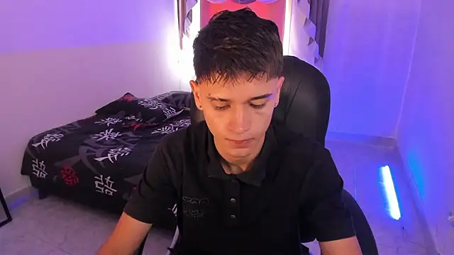 Snapshot of Aron_Boyy chatting on December 2, 2025, 7:31 pm Aron Boyy online show from December 2, 2025, 7:31 pm