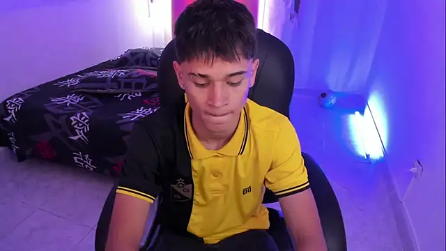 Snapshot of Aron_Boyy chatting on December 4, 2025, 7:33 pm Aron Boyy online show from December 4, 2025, 7:33 pm