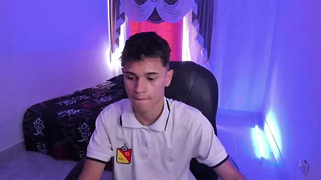 Snapshot of Aron_Boyy chatting on December 18, 2025, 7:20 pm Aron Boyy online show from December 18, 2025, 7:20 pm