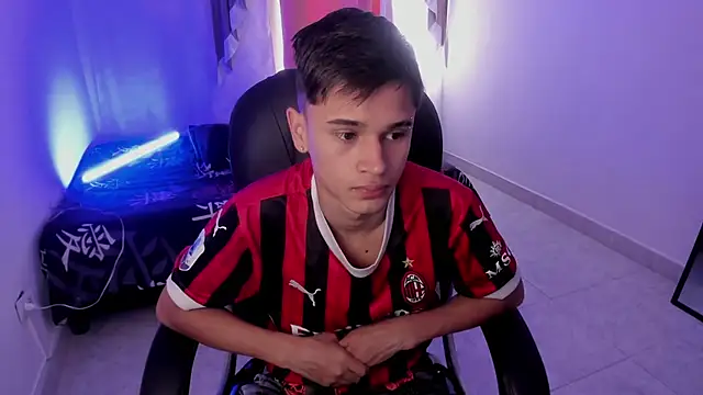 Snapshot of Aron_Boyy chatting on December 19, 2025, 8:05 pm Aron Boyy online show from December 19, 2025, 8:05 pm