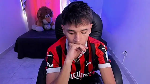 Snapshot of Aron_Boyy chatting on February 10, 2026, 7:29 pm Aron Boyy online show from February 10, 2026, 7:29 pm